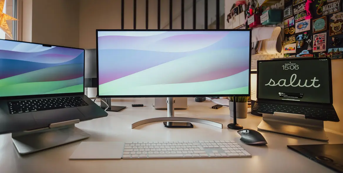 Workstation with several screens